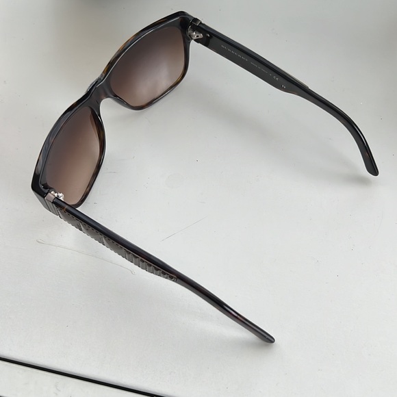Beautiful Burberry Sunglasses with sunglass case and cleaning cloth! - Picture 3 of 7